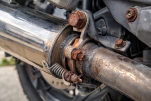 バイクのマフラー周辺で錆びて焼き付いたボルトとナットの状態