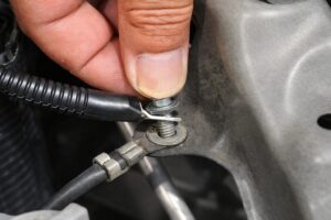 導電性グリースを使用した車両アース端子の接続部