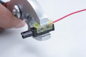 接点グリースをコネクタ内部に塗布して接点保護を行う作業の様子