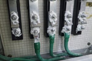 接点グリースを過剰に塗布したことで端子周辺に付着しすぎている状態の例