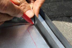 金属表面に塗布したケガキ用インクの視認性比較（青と赤）