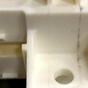 金型グリスのにじみにより樹脂成形品表面に油汚れが付着している状態の例